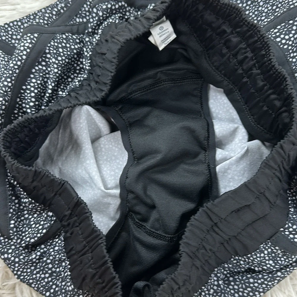 Lululemon Tracker Short IV Freckle Flower Black White / Black